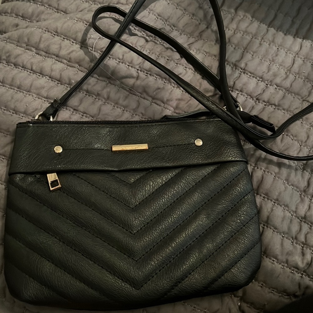 black crossbody purse